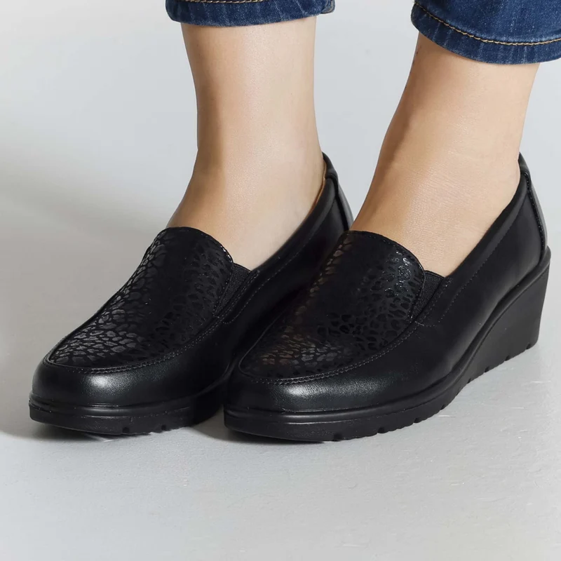 Roose | Elegante Keil-Mokassins mit strukturiertem Detail