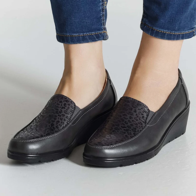 Roose | Elegante Keil-Mokassins mit strukturiertem Detail
