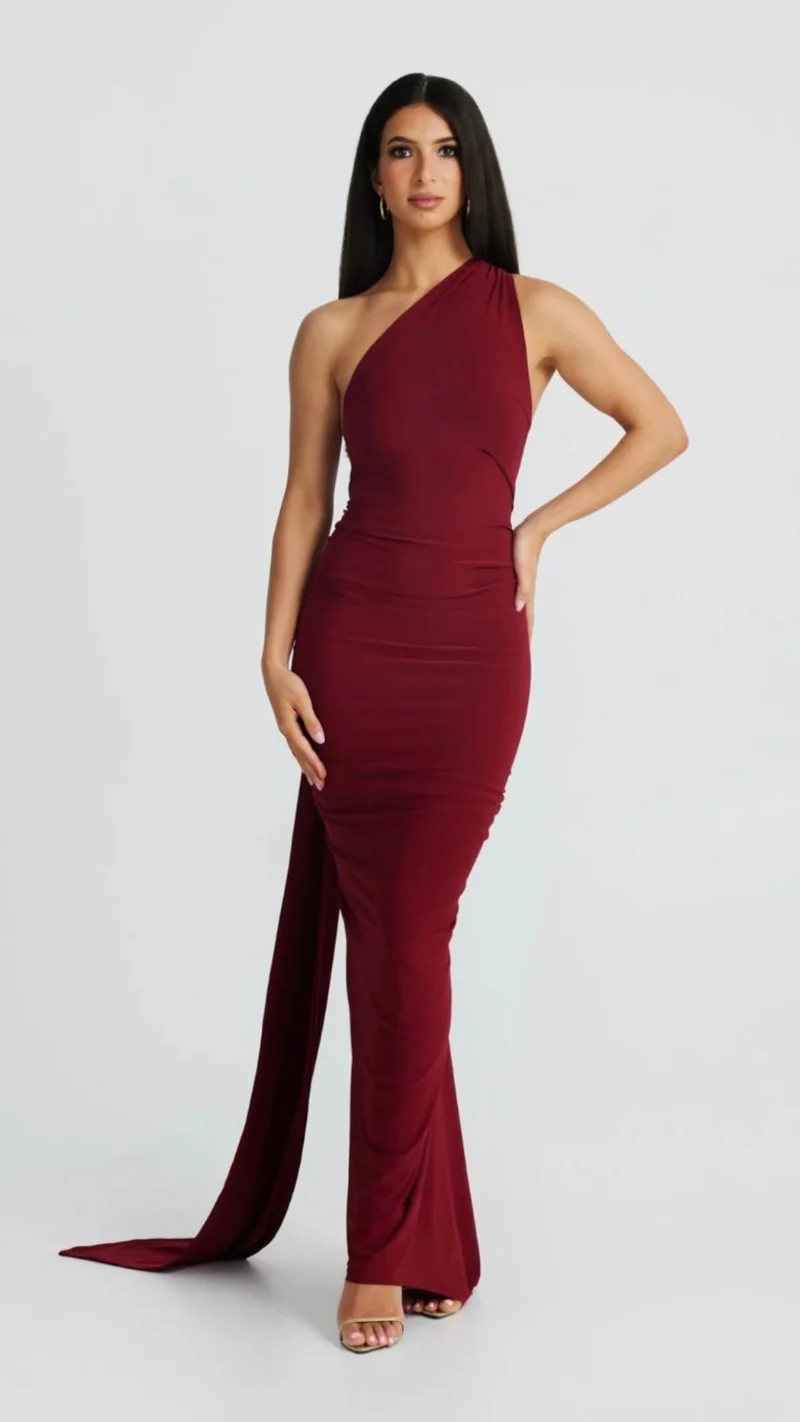 Yariela | Elegantes Velours-Maxikleid mit Seitenschleppe
