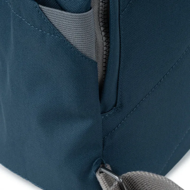 ROKA Finchley Eine mittelgroße Tasche aus recyceltem Canvas von Pacific