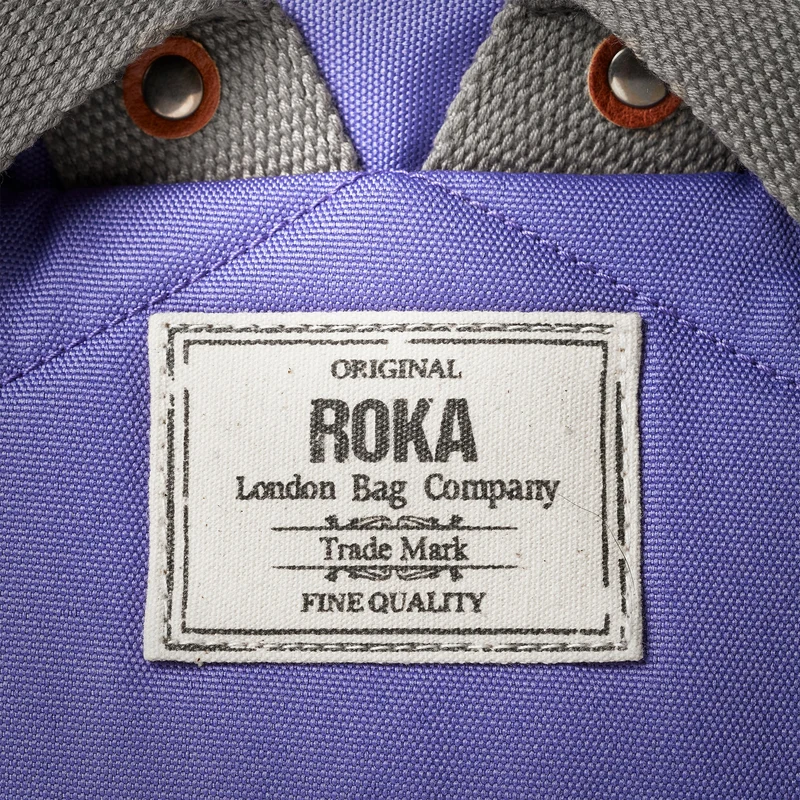 ROKA Finchley Eine mittelgroße Tasche aus recyceltem Canvas von Peri Purple