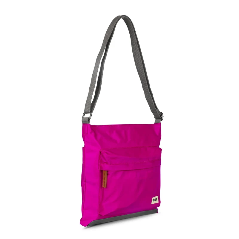 ROKA Kennington B Candy Medium Tasche aus recyceltem Nylon
