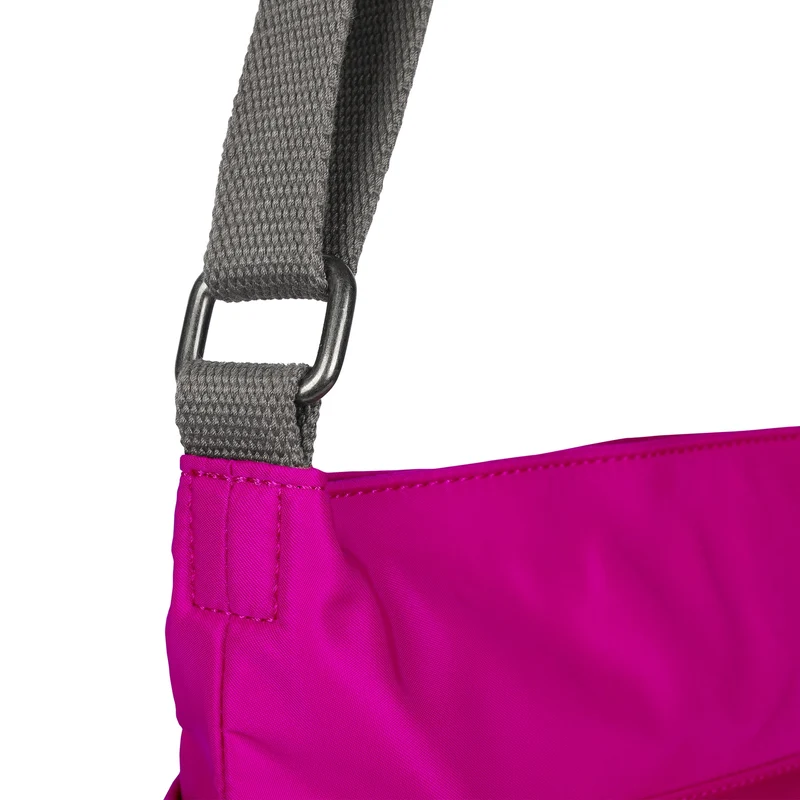 ROKA Kennington B Candy Medium Tasche aus recyceltem Nylon