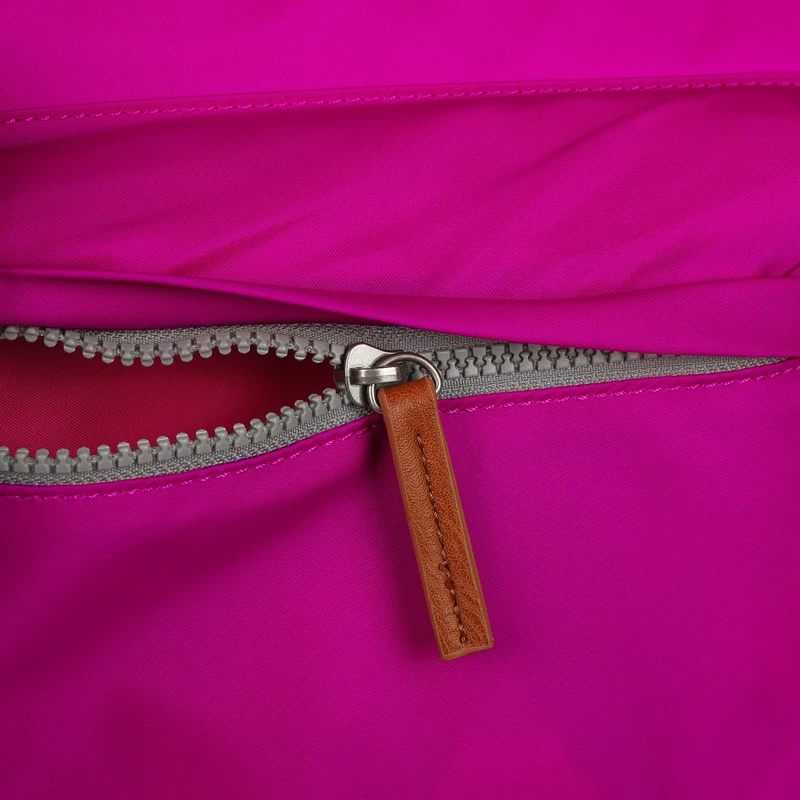 ROKA Kennington B Candy Medium Tasche aus recyceltem Nylon