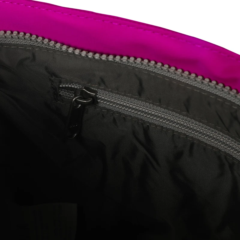 ROKA Kennington B Candy Medium Tasche aus recyceltem Nylon