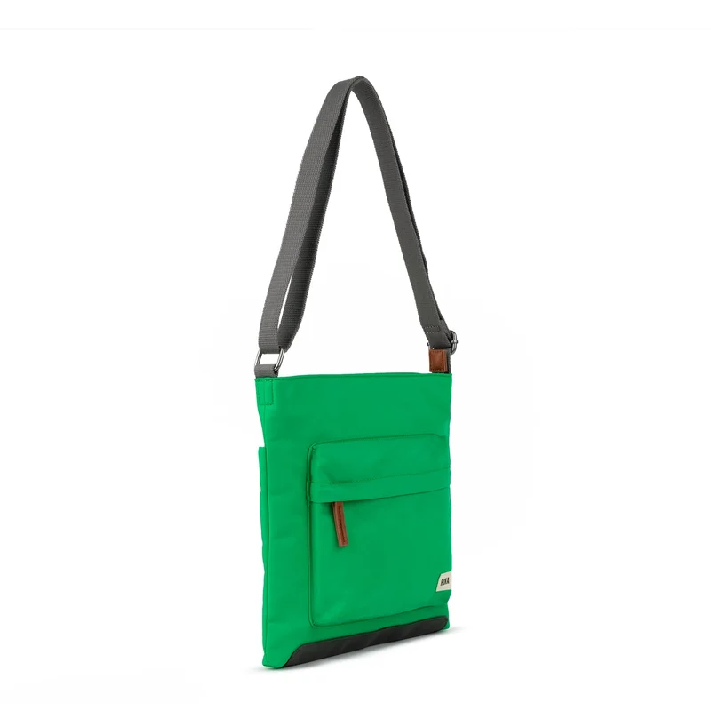 ROKA Kennington B Green Apple Medium Tasche aus recyceltem Nylon