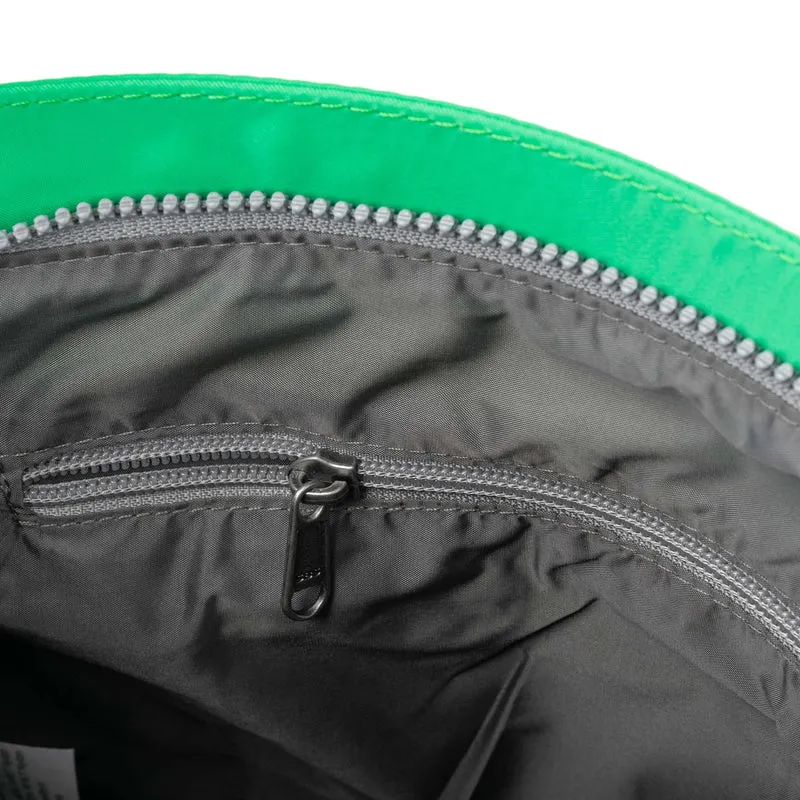 ROKA Kennington B Green Apple Medium Tasche aus recyceltem Nylon