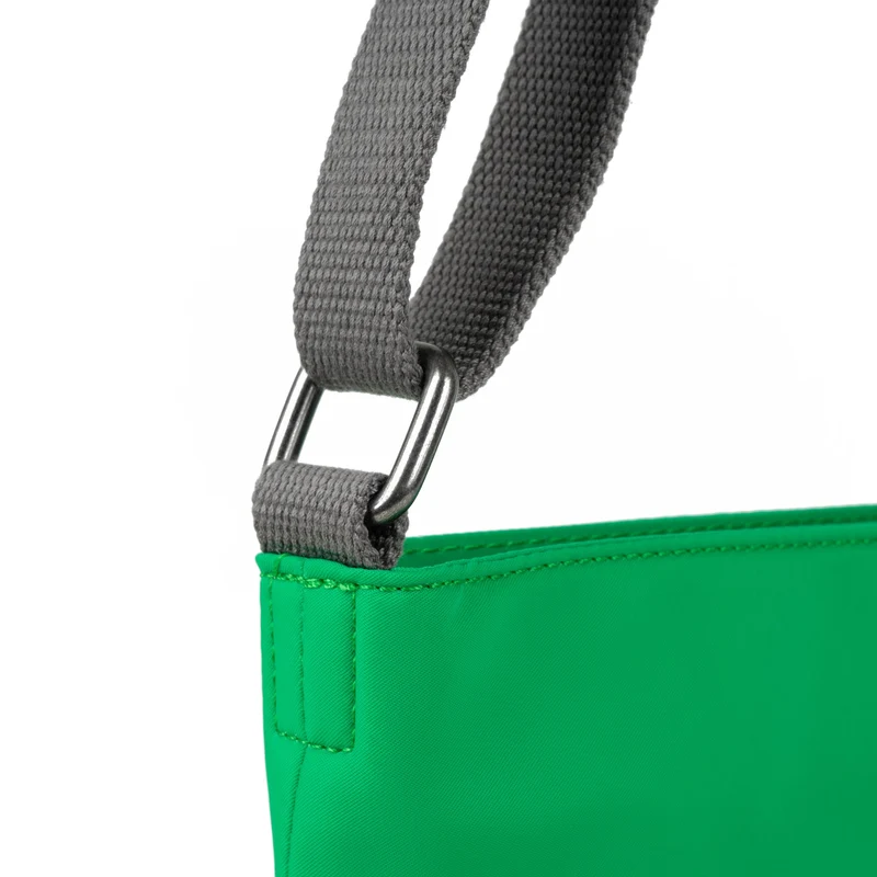 ROKA Kennington B Green Apple Medium Tasche aus recyceltem Nylon