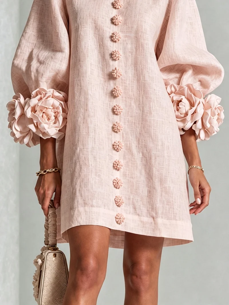 Aijee | Minikleid mit Blumenknöpfen und floralen Manschetten