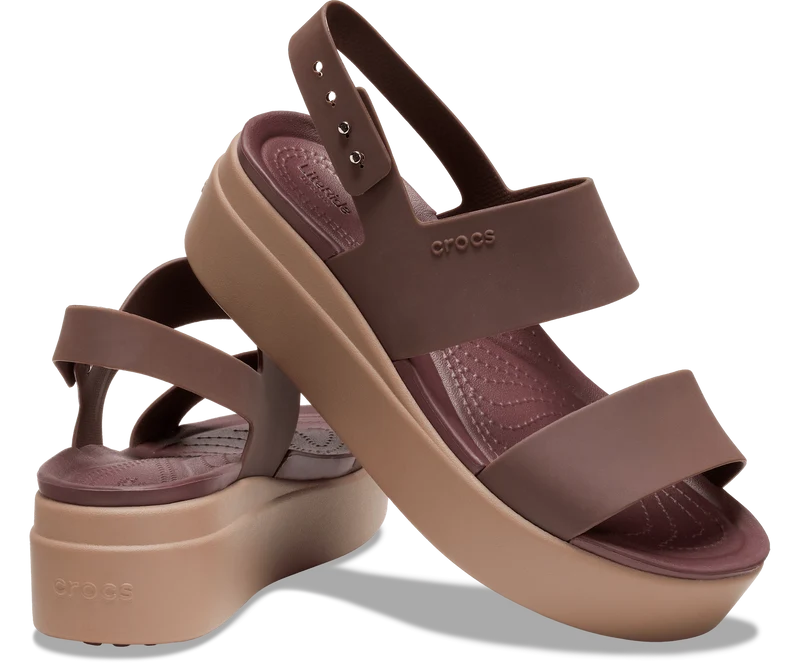 Crocs Damen-Sandale „Brooklyn“ mit niedrigem Keilabsatz – Mokka / Pilz