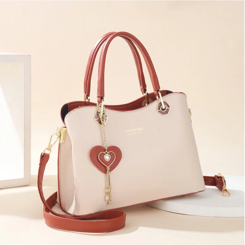 Lumira | Modische Handtasche mit glänzendem Herzdetail