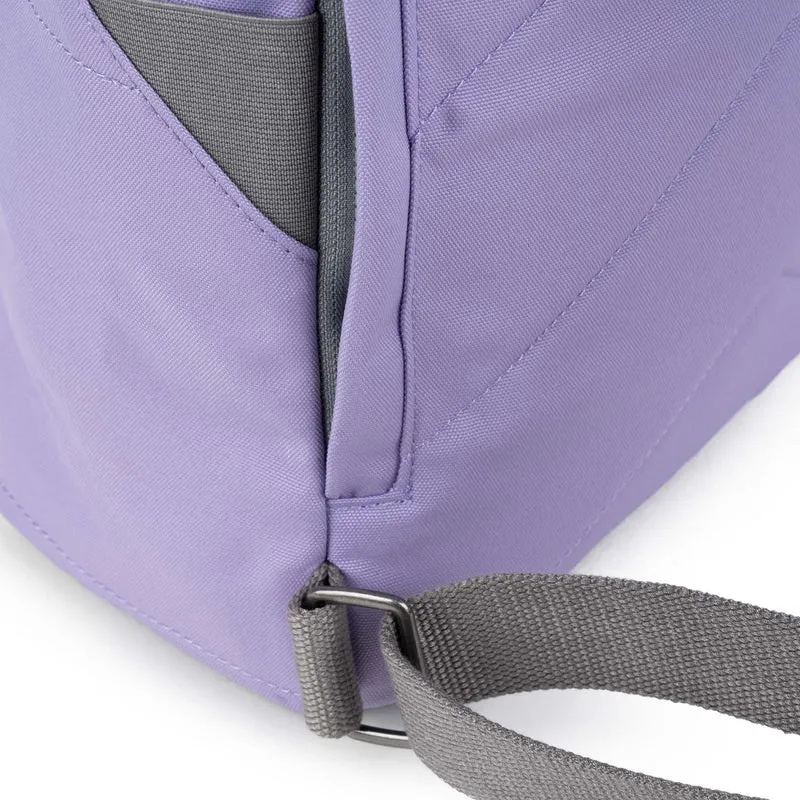 ROKA Finchley Eine kleine, lavendelfarbene Tasche aus recyceltem Canvas