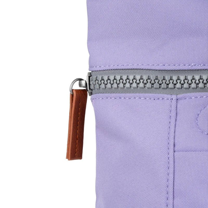 ROKA Finchley Eine kleine, lavendelfarbene Tasche aus recyceltem Canvas