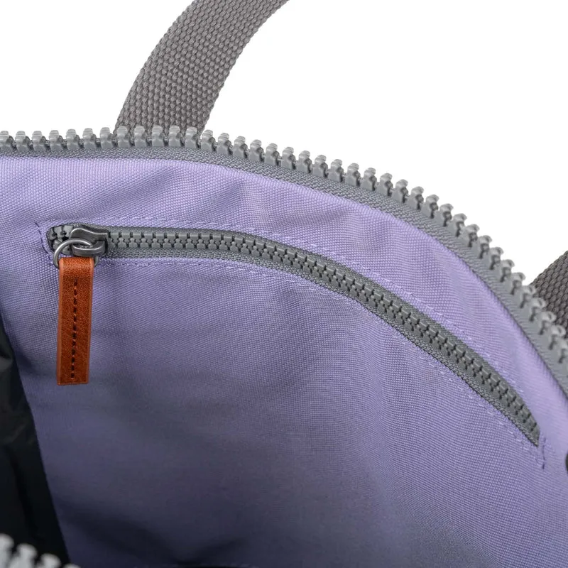 ROKA Finchley Eine kleine, lavendelfarbene Tasche aus recyceltem Canvas
