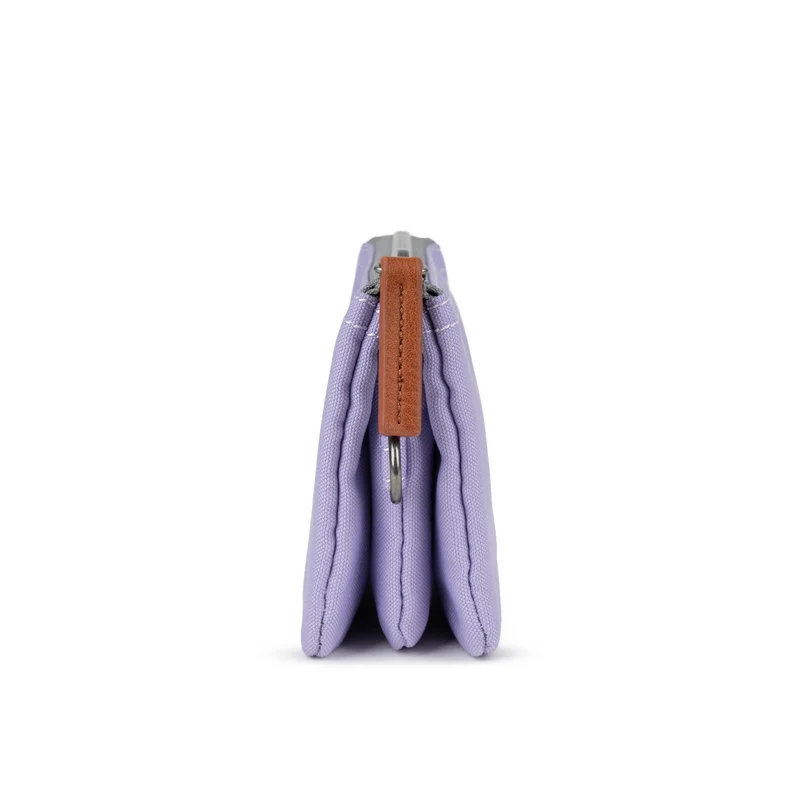 ROKA Carnaby Kleine Handtasche aus recyceltem Canvas, Lavendelfarben