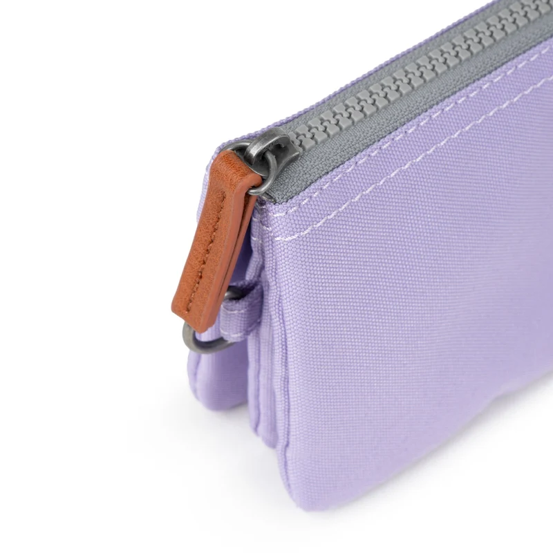 ROKA Carnaby Kleine Handtasche aus recyceltem Canvas, Lavendelfarben