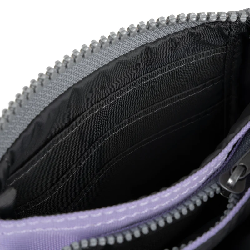 ROKA Carnaby Kleine Handtasche aus recyceltem Canvas, Lavendelfarben