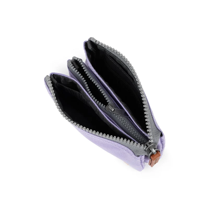 ROKA Carnaby Kleine Handtasche aus recyceltem Canvas, Lavendelfarben