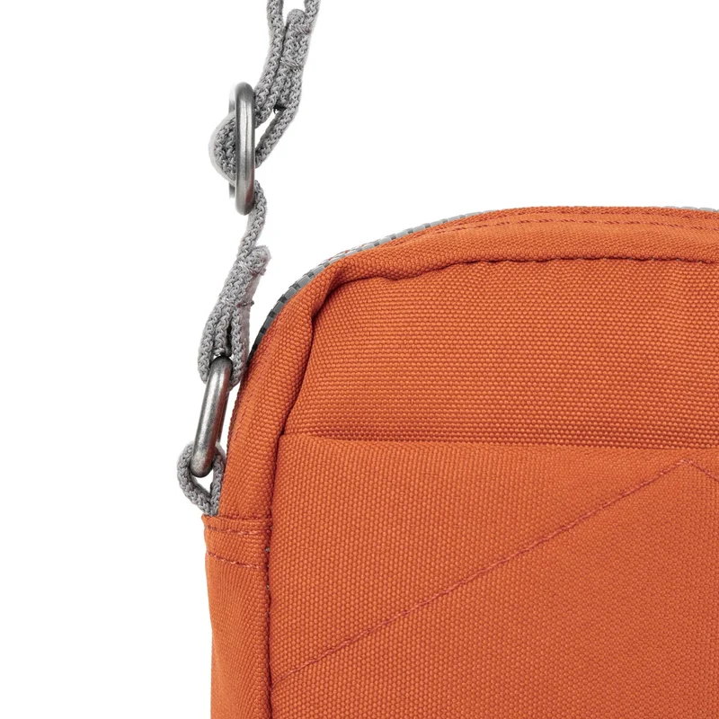 ROKA Bond Kürbis-Eingrößen-Tasche aus recyceltem Canvas