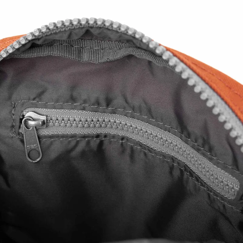 ROKA Bond Kürbis-Eingrößen-Tasche aus recyceltem Canvas