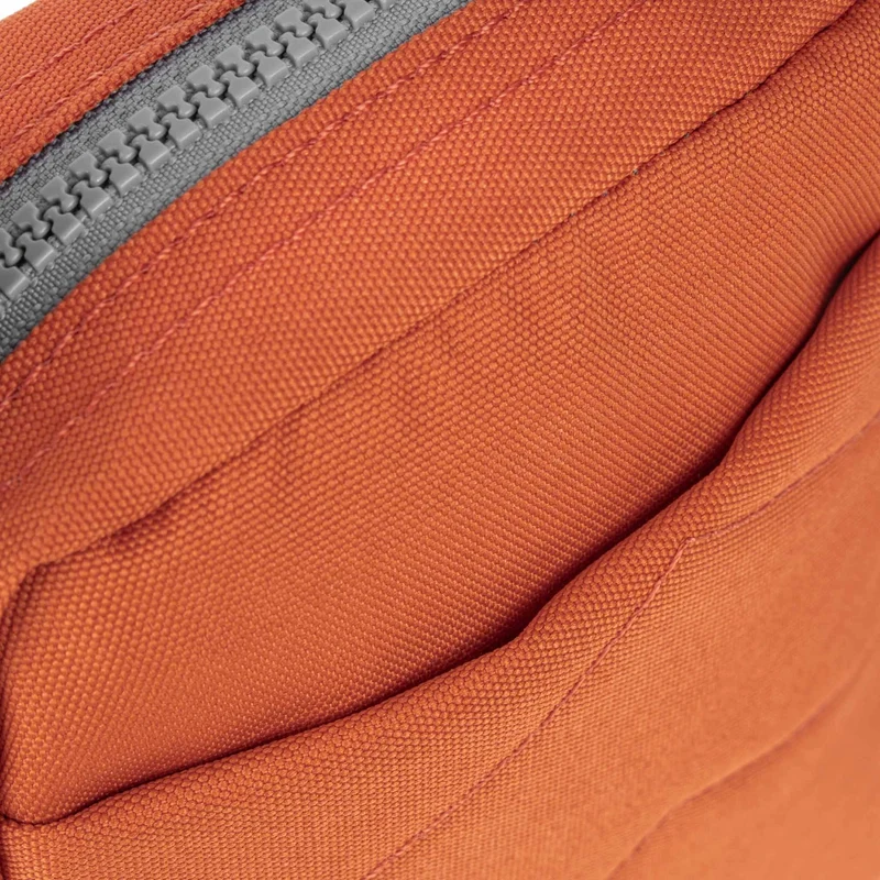 ROKA Bond Kürbis-Eingrößen-Tasche aus recyceltem Canvas