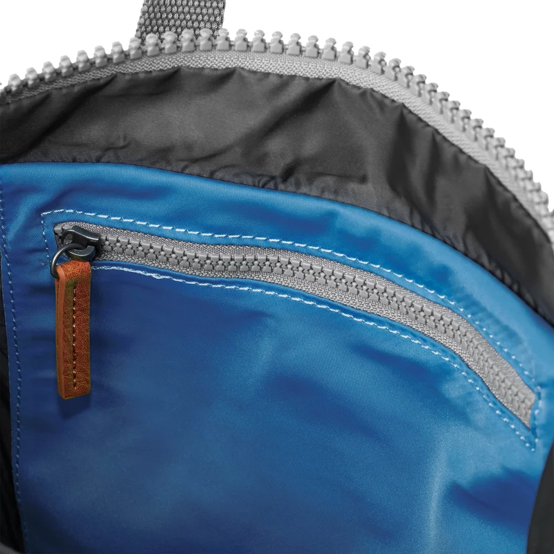 ROKA Canfield B Seaport Kleine Tasche aus recyceltem Nylon