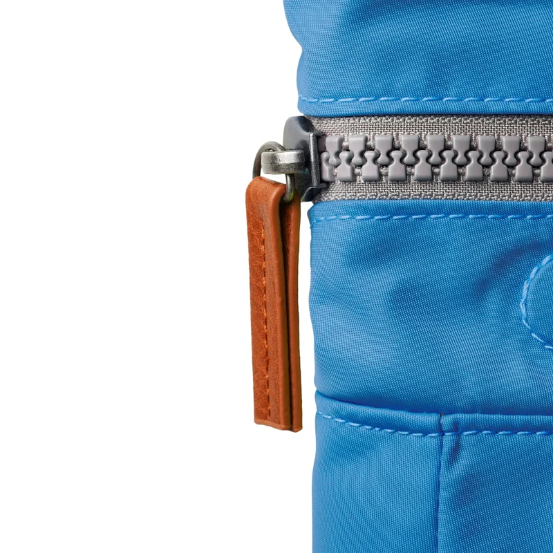 ROKA Canfield B Seaport Kleine Tasche aus recyceltem Nylon