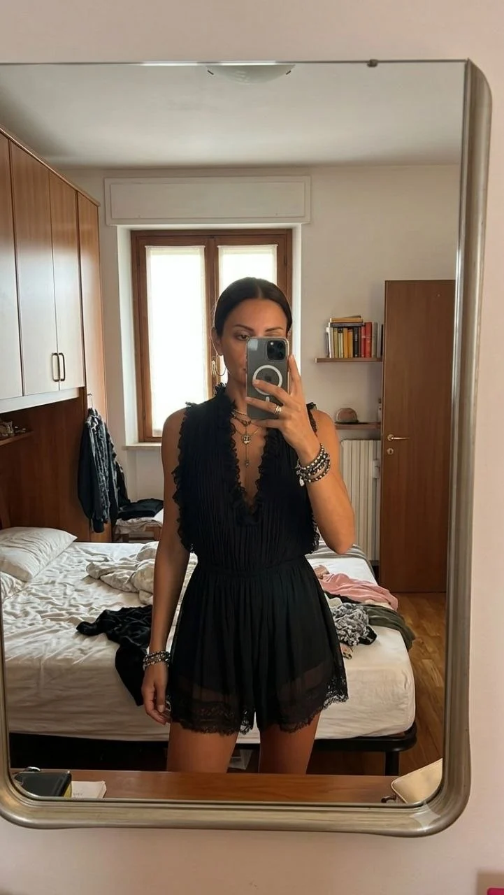 Noiréa | Schwarzer Chiffon-Jumpsuit mit Plissee und Rüschen
