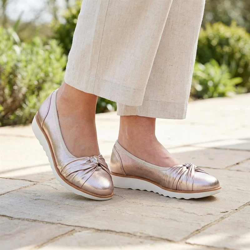 Wide Fit Chunky Bow Detailed Pumps - BRK43006 / 329 008 - Gold