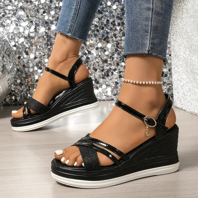 Zylena | Elegante Keilsandalen mit glänzenden Kreuzriemen