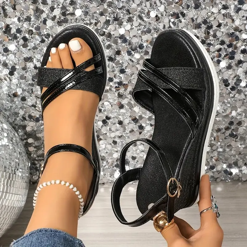 Zylena | Elegante Keilsandalen mit glänzenden Kreuzriemen