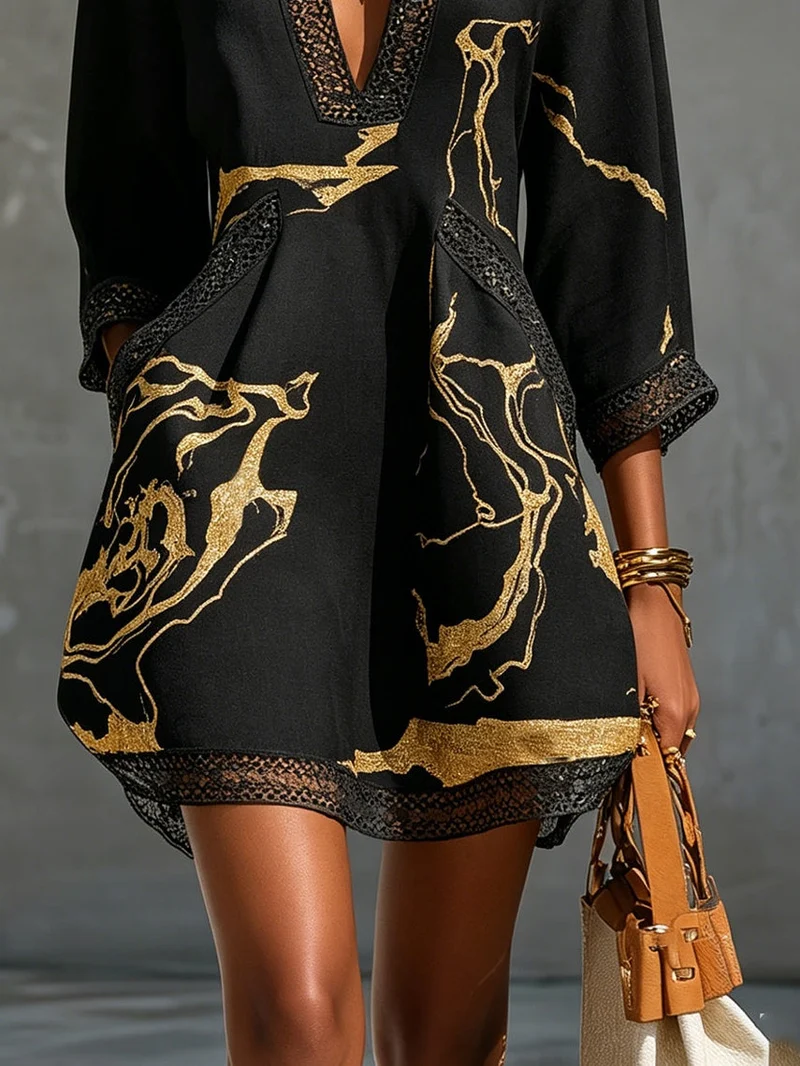 Kalvina | Schwarzes Kleid mit goldenem Muster