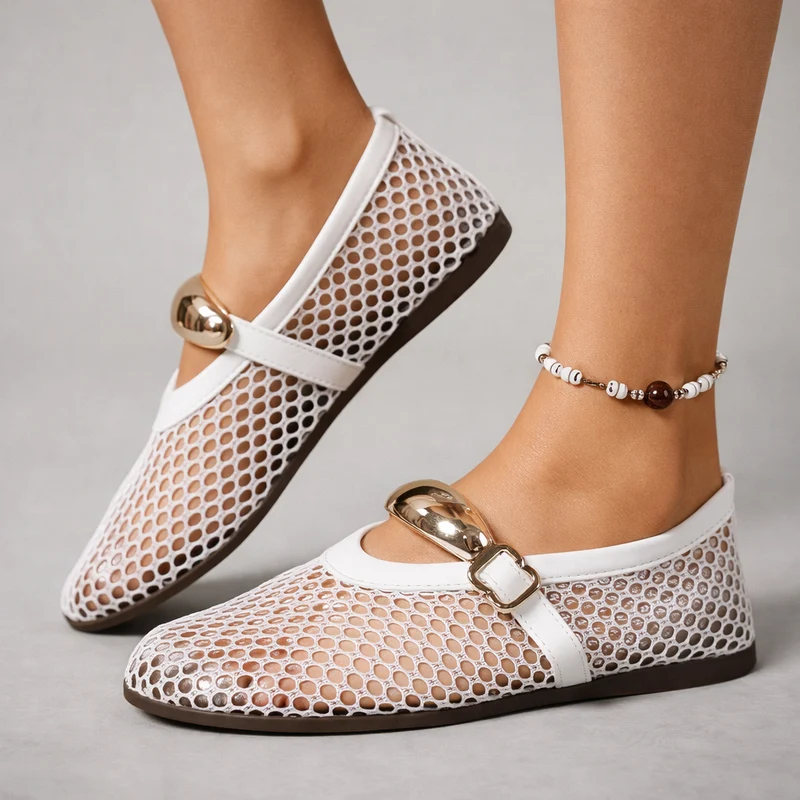 Celiae | Elegante Ballerinas mit Riemen und goldfarbenem Detail