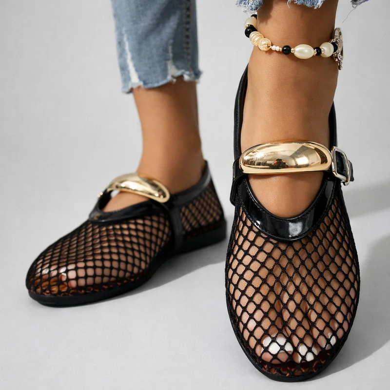 Celiae | Elegante Ballerinas mit Riemen und goldfarbenem Detail