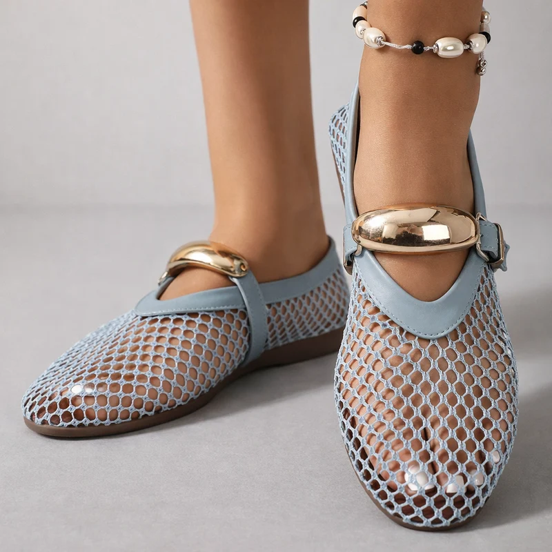 Celiae | Elegante Ballerinas mit Riemen und goldfarbenem Detail