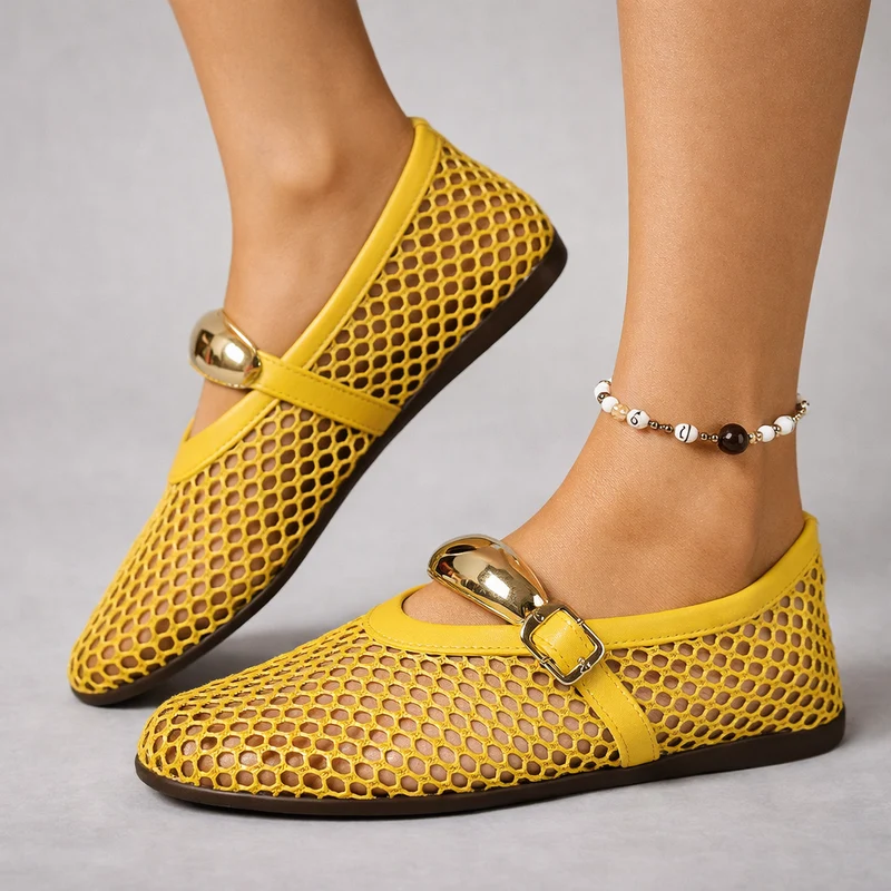 Celiae | Elegante Ballerinas mit Riemen und goldfarbenem Detail