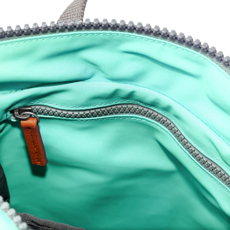 ROKA Bantry B Capri Kleine Tasche aus recyceltem Nylon