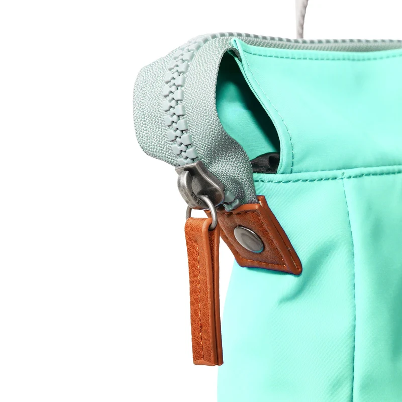 ROKA Bantry B Capri Kleine Tasche aus recyceltem Nylon