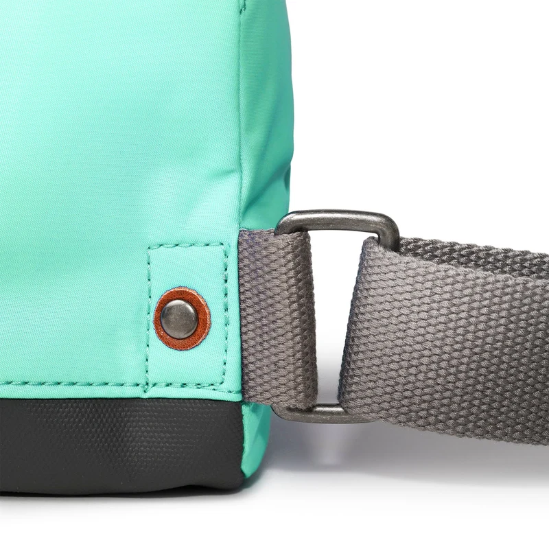 ROKA Bantry B Capri Kleine Tasche aus recyceltem Nylon