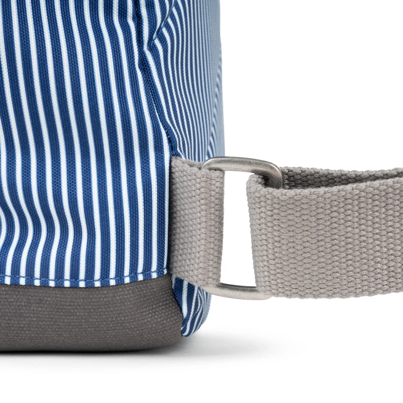 ROKA Bantry Kleine Tasche aus recyceltem Canvas mit Hickory-Streifen
