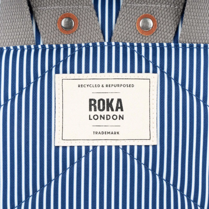 ROKA Bantry Kleine Tasche aus recyceltem Canvas mit Hickory-Streifen