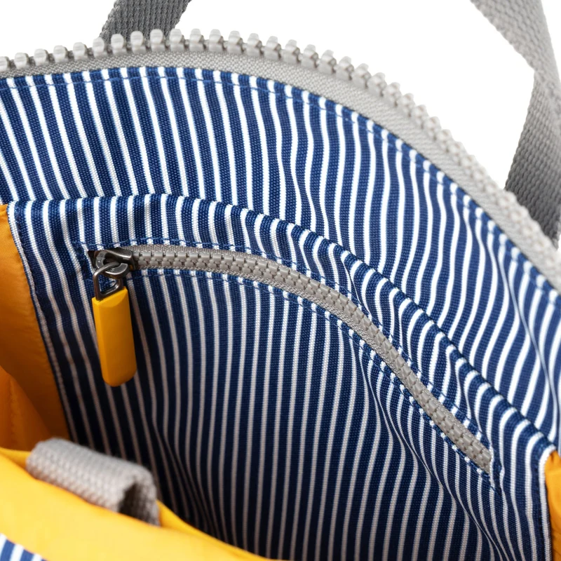 ROKA Bantry Kleine Tasche aus recyceltem Canvas mit Hickory-Streifen