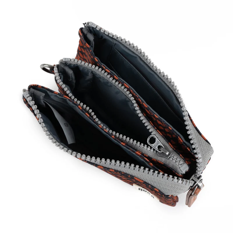 ROKA Carnaby Kleine Handtasche aus recyceltem Canvas von Ginger Snake
