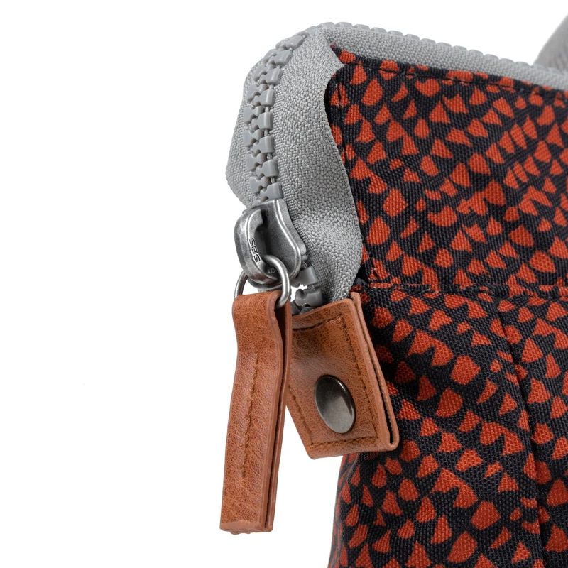 ROKA Bantry B Ginger Snake Kleine Tasche aus recyceltem Canvas