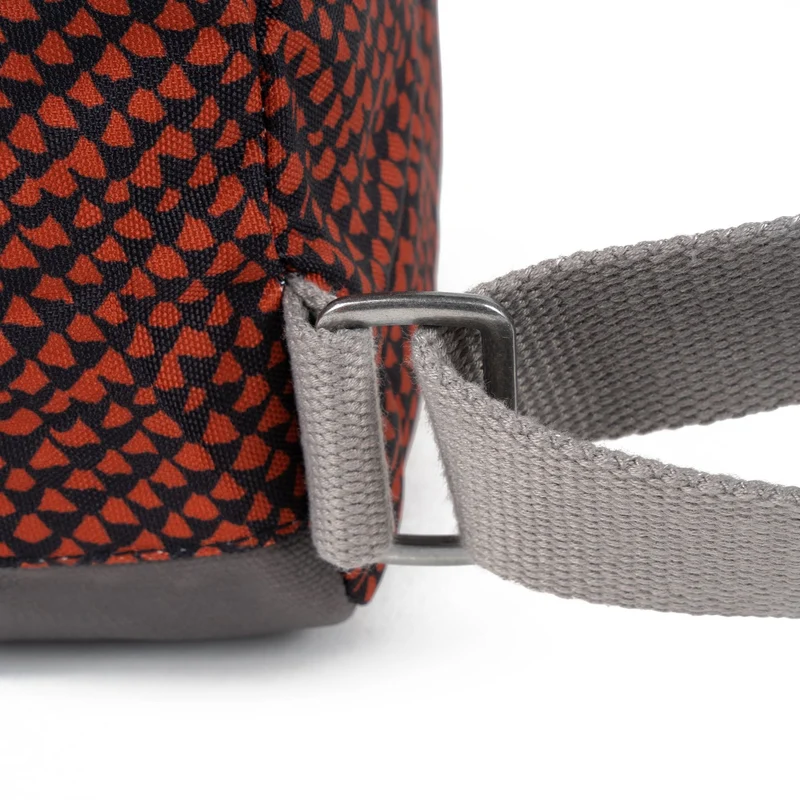 ROKA Bantry B Ginger Snake Kleine Tasche aus recyceltem Canvas