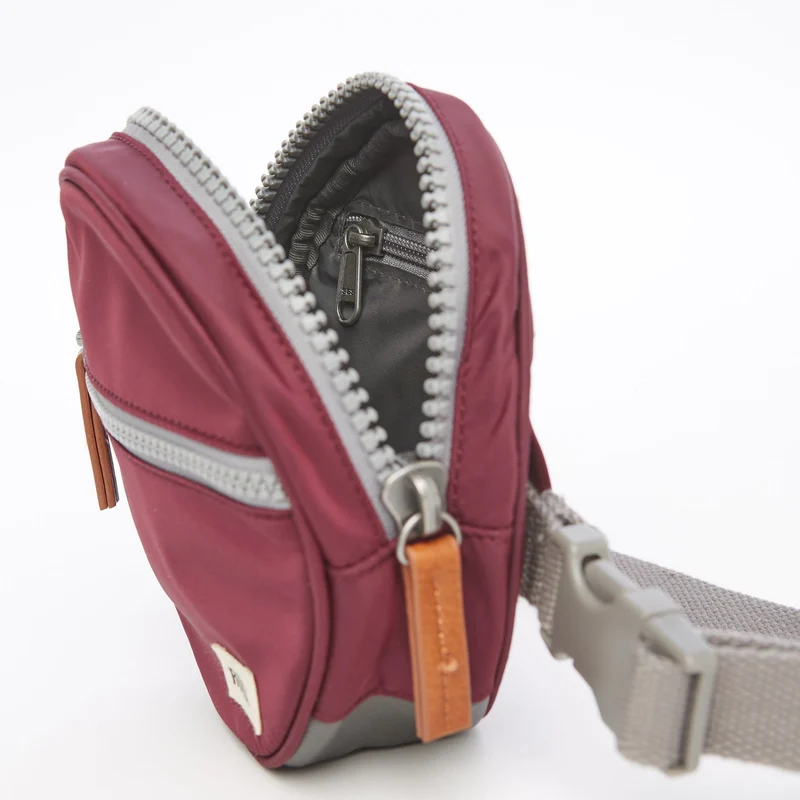 ROKA Paddington D Plum Extra Small Tasche aus recyceltem Nylon