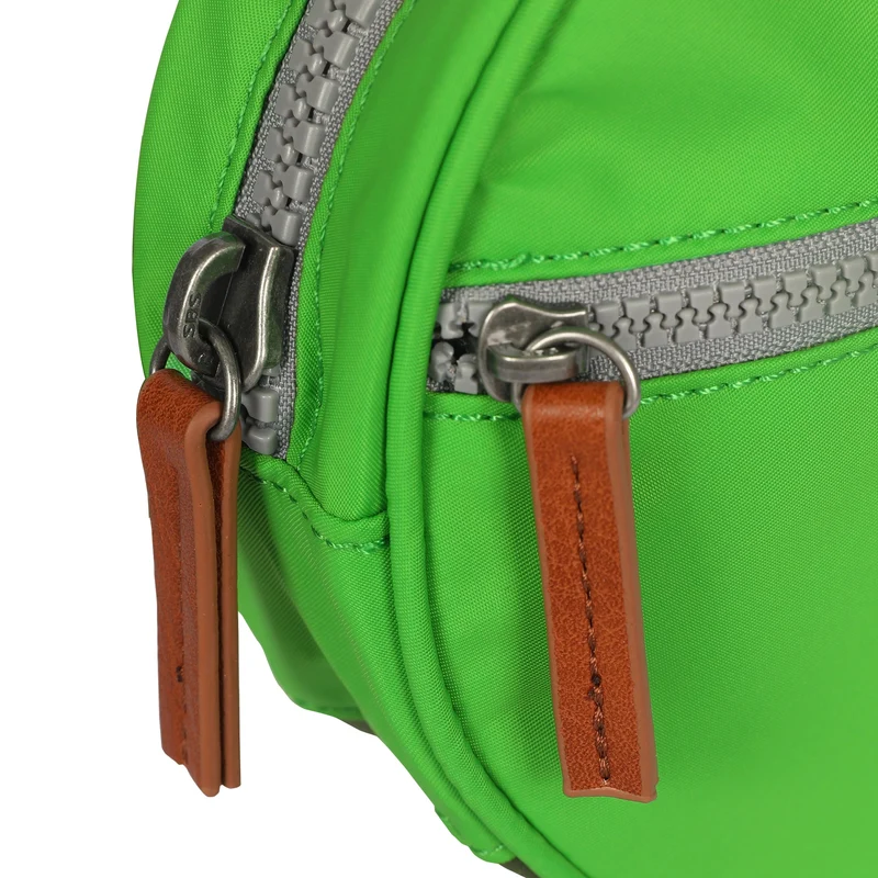 ROKA Paddington D Kelly Green Extra Small Tasche aus recyceltem Nylon