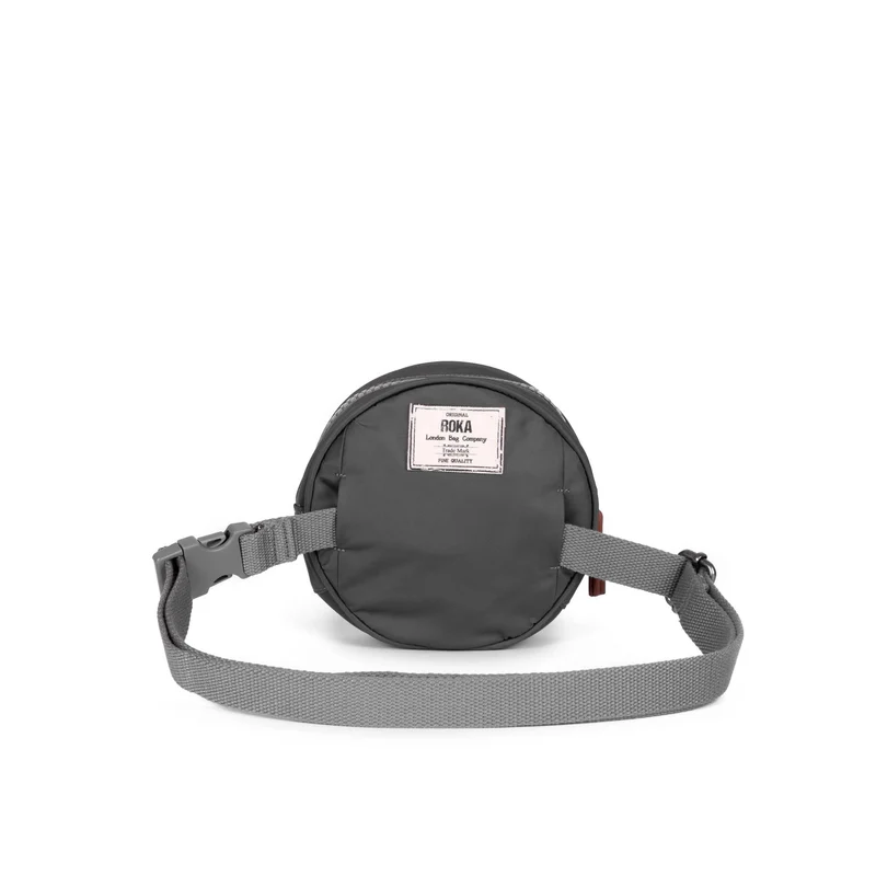 ROKA Paddington D Graphit Extra Small Tasche aus recyceltem Nylon