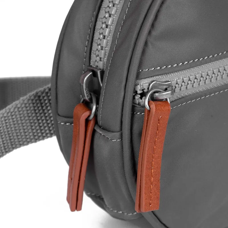 ROKA Paddington D Graphit Extra Small Tasche aus recyceltem Nylon