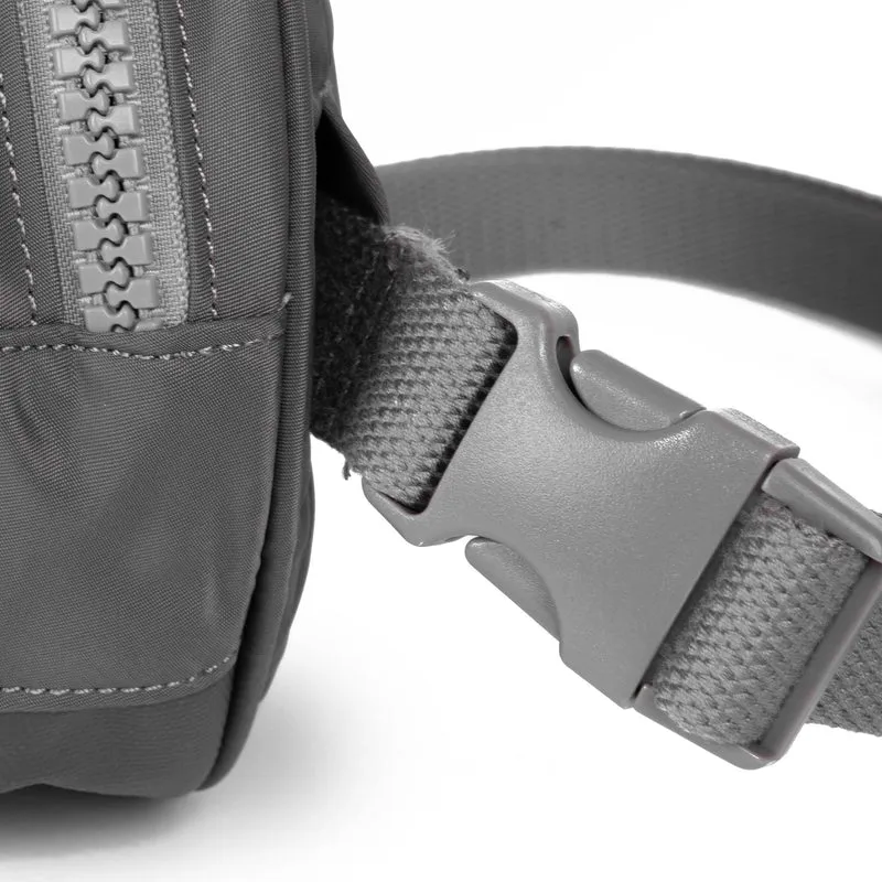 ROKA Paddington D Graphit Extra Small Tasche aus recyceltem Nylon